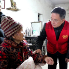 【新春走基层】新春上门送健康 福泽百年敬老情