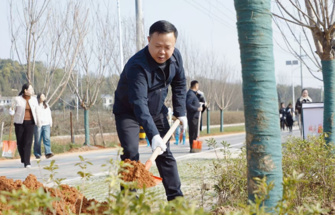 渌口区开展义务植树活动 为王家洲乡村美术馆添新景