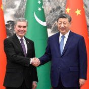 习近平会见土库曼斯坦民族领袖、人民委员会主席别尔德穆哈梅多夫