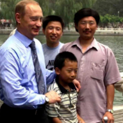 湖南“小男孩”与普京再相逢:我带了醴陵陶瓷,总统回赠了皇家茶具