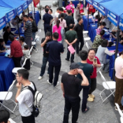企业诚意招人 “包吃包住”条件吸引求职者