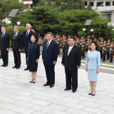习近平和彭丽媛参谒中朝友谊塔