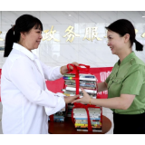 渌口区文旅广体局向政务大厅书吧赠送图书100余册
