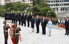 习近平和彭丽媛参谒中朝友谊塔