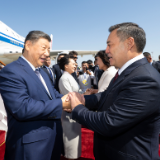 习近平抵达比什凯克出席2026年上合组织峰会并对吉尔吉斯斯坦进行国事访问