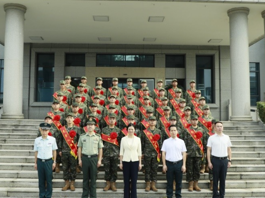 渌口区举行2026年下半年欢送新兵入伍大会