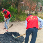 修补破损坑洼路,办好民生暖心事!南洲镇湘东村开展道路隐患整治行动