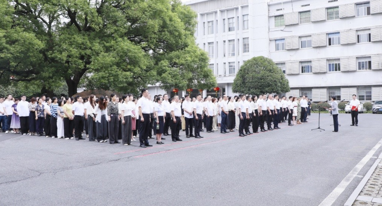 渌口区举行国庆升国旗仪式 缅怀革命先烈祝福伟大祖国