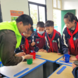 环保宣讲当场践行 手工制作“变废为宝”