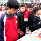 知识融入趣味游戏 育红学子“闯关”迎新年