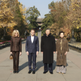 习近平同法国总统马克龙在成都进行友好交流