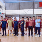 李晓彤为渌口区五中篮球队加油鼓劲