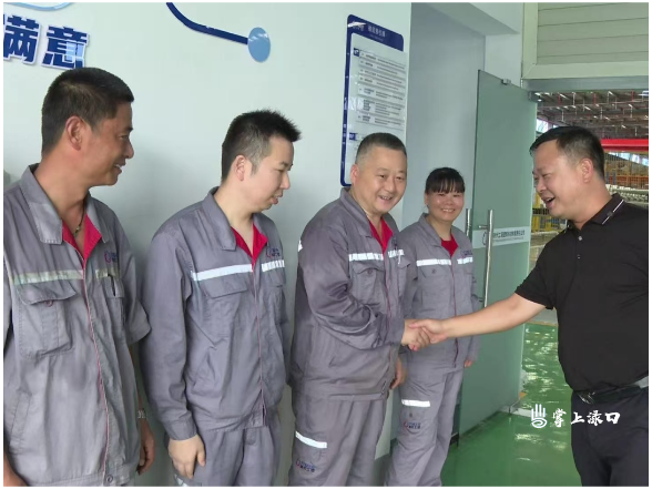 致敬高温下的坚守者 李晓彤带队开展送清凉慰问一线职工活动