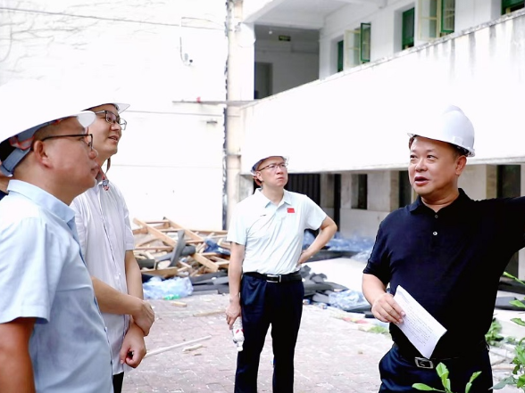 李晓彤调研渌口区五中（含初中部）暑假维修改造项目
