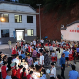 政策宣讲零距离 便民服务暖人心 龙潭镇屋场夜“潭”搭建干群沟通连心桥
