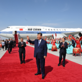 习近平率中央代表团抵达乌鲁木齐出席新疆维吾尔自治区成立70周年庆祝活动