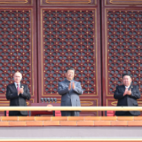 习近平来到天安门城楼主席台
