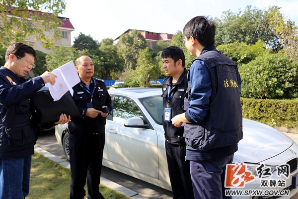 法院干警接收交警协助查扣的车辆_副本_副本.jpg