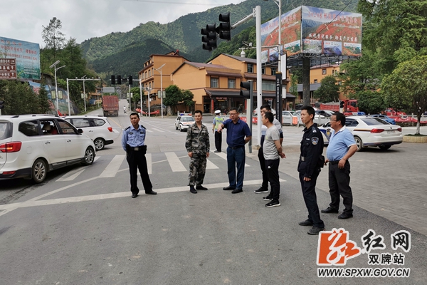 麻江镇：五一期间值班值守  确保道路安全畅通1_副本_副本.jpg