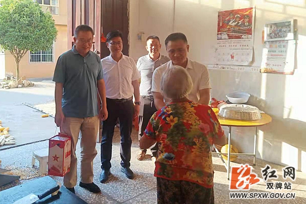 联镇领导、县委常委、副县长曹志远到麻江镇调研指导当前重点工作2_副本_副本.jpg 联镇领导、县委常委、副县长曹志远到麻江镇调研指导当前重点工作2_副本_副本.jpg