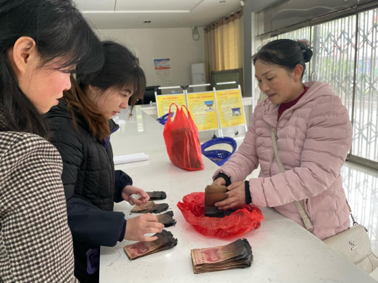 为民解难题  做百姓身边的“贴心人”——双牌支行5小时鉴定处理2万特殊残损币642.png