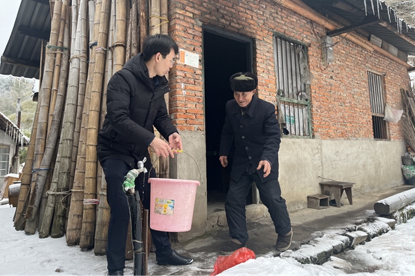 阳明山管理局开展“敲门行动” 积极应对雨雪冰冻天气1_副本.jpg