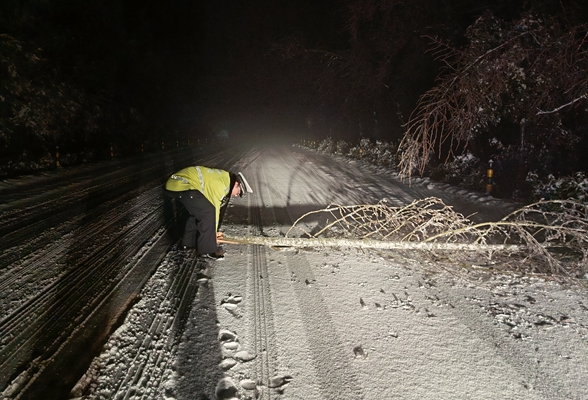 双牌公安交警：冰雪之夜的坚守