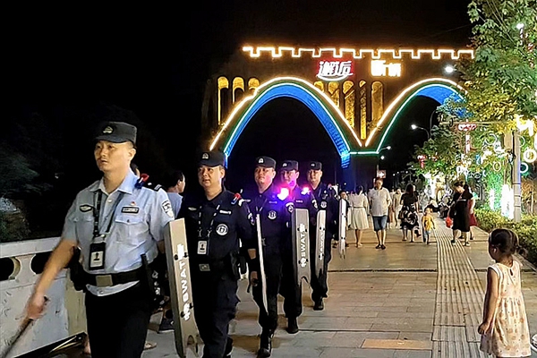 双牌县公安局巡特警大队 屯警街面 巡逻防控 2_副本.jpg