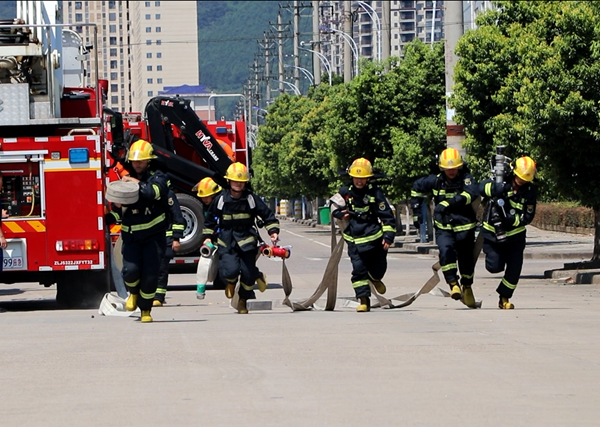 穿着厚重的战斗服 在高温下训练 为消防员点个赞1_副本.png