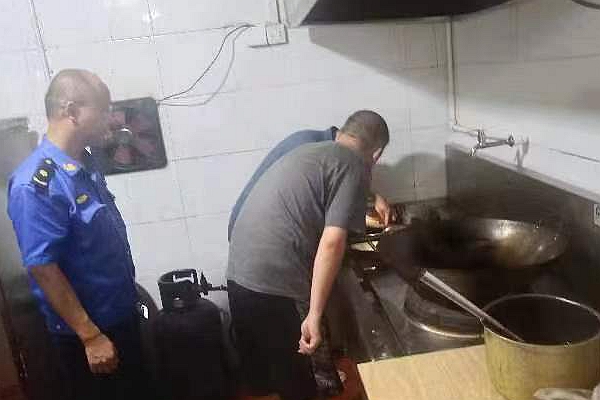 双牌何家洞镇：开展液化气罐隐患大排查 筑牢安全“防火墙”_副本.jpg