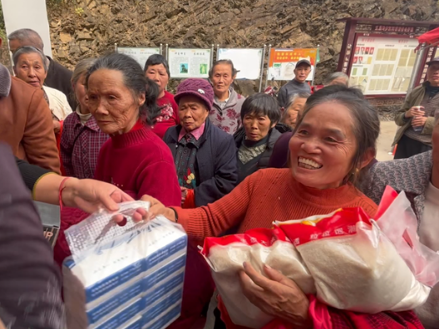 双牌双河村：重阳暖意浓 共绘敬老情