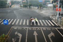 双牌：交警俯身推车解民忧 温情执法获点赞