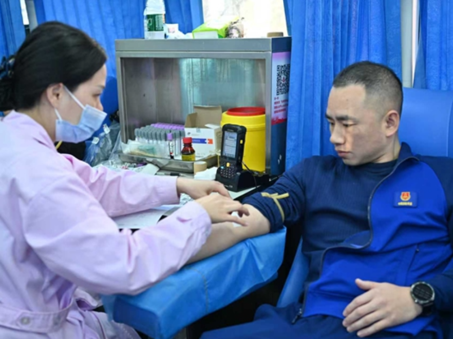 双牌消防：无偿献血暖寒冬