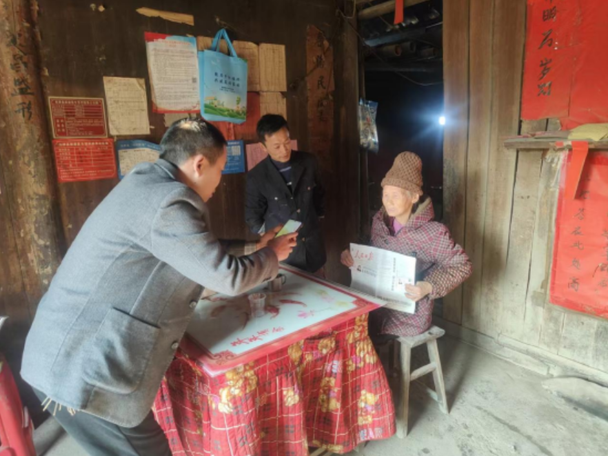 双牌塘底乡：上门代办养老认证 暖心服务解民忧