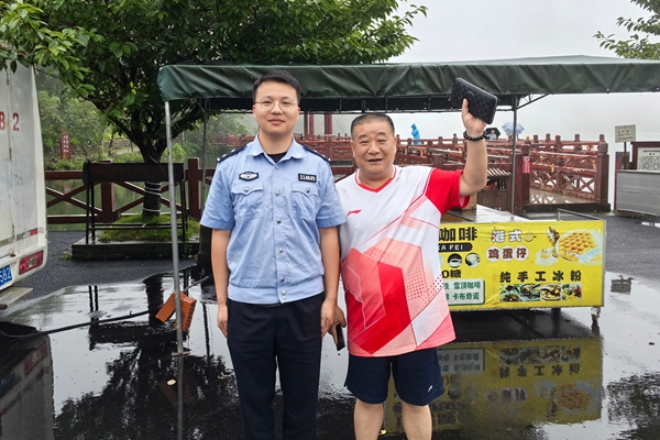 游客钱包遗失 双牌民警半小时极速找回.jpg
