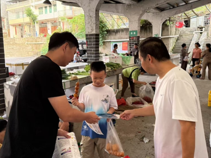 双牌打鼓坪乡：赶集日宣传防溺水 筑牢暑期安全网