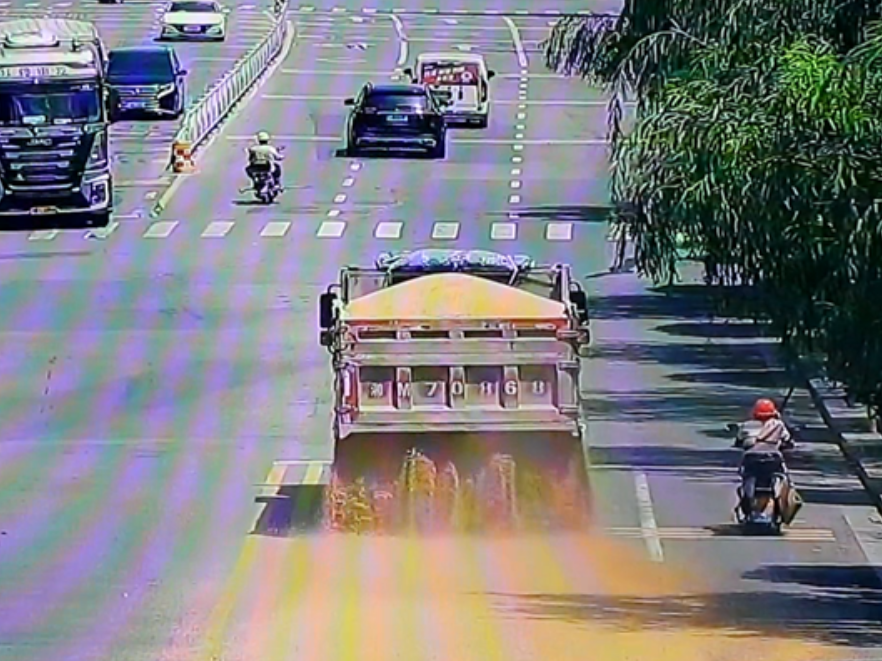 双牌：车载稻谷洒落路面 交警紧急处置保畅通