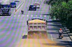 双牌：车载稻谷洒落路面 交警紧急处置保畅通