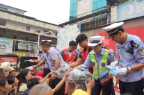 双牌：警企联动送头盔 筑牢国庆交通安全防线