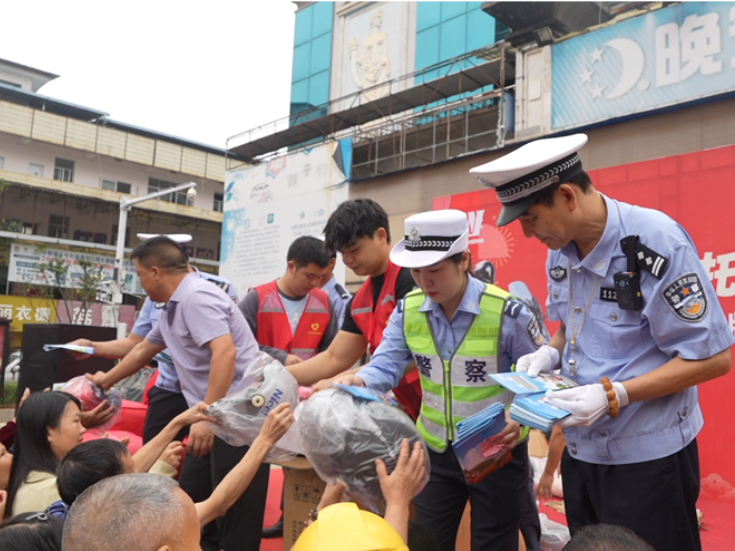 双牌：警企联动送头盔 筑牢国庆交通安全防线