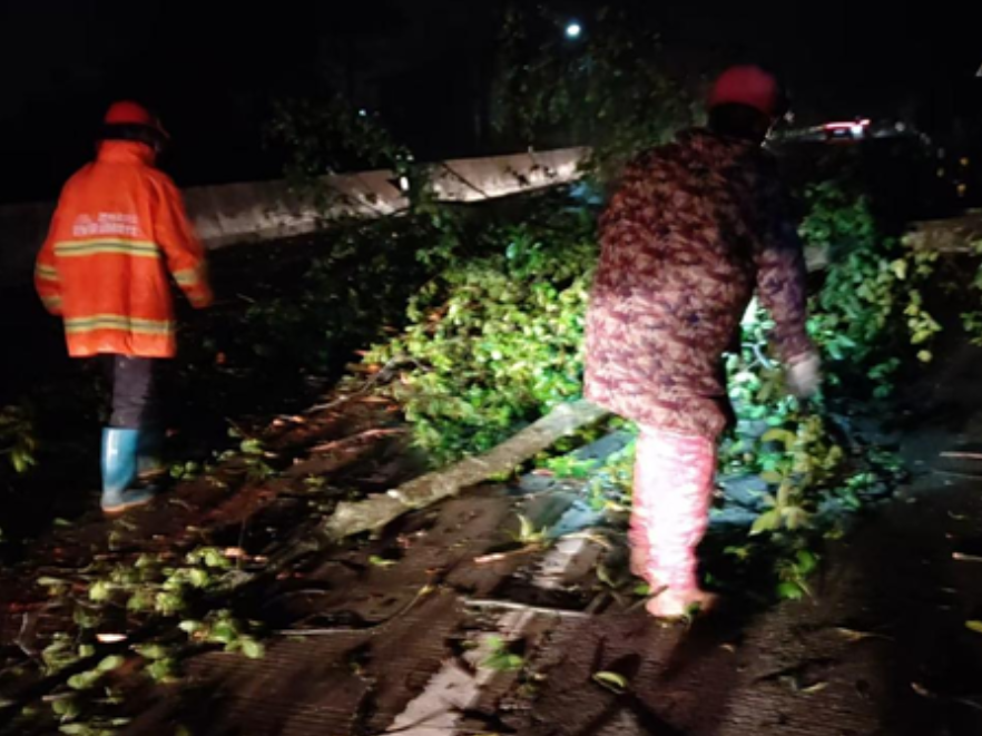 双牌公路：连夜抢险清障 30分钟保通保畅