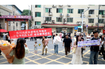 高考结束 | 少年逐梦归程 家长温情守候