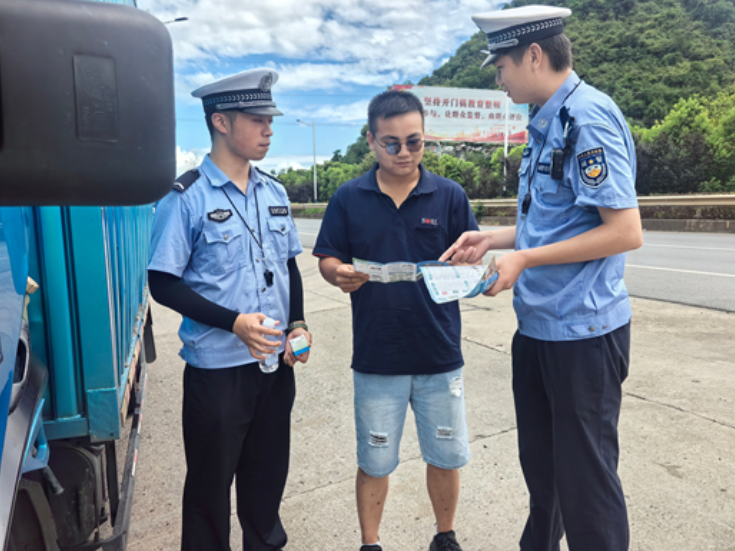 高温宣教不停歇 双牌交管送清凉话安全