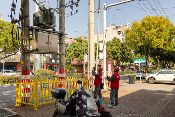 国网双牌县供电公司:迎战极端天气 坚守一线守护万家灯火_副本.jpg 国网双牌县供电公司:迎战极端天气 坚守一线守护万家灯火_副本.jpg