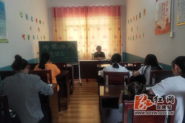 尚仁里师德师风座谈会现场3  教师们认真聆听hhhh.jpg