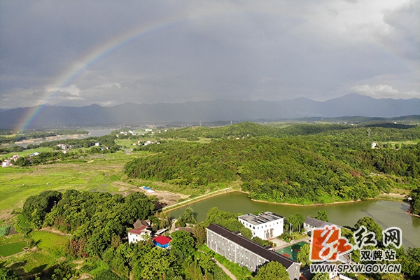 2五里牌镇上空出现多处彩虹 (1)_副本.jpg