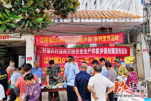 1现场讲解、发放宣传册_副本.jpg