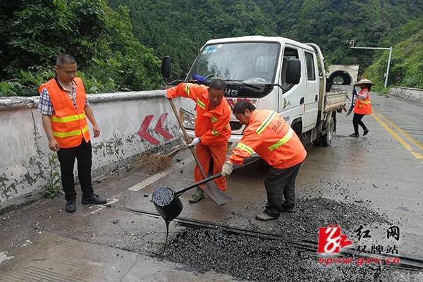 快速修复公路桥梁伸缩缝哈哈哈哈哈哈.jpg