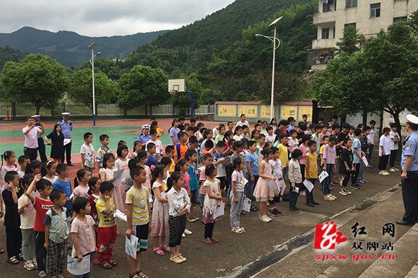 上梧江民族学校”一盔一带“交通安全宣讲活动哈哈哈哈哈哈哈哈哈2.jpg