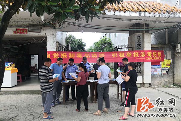 现场讲解、发放宣传册_副本.jpg